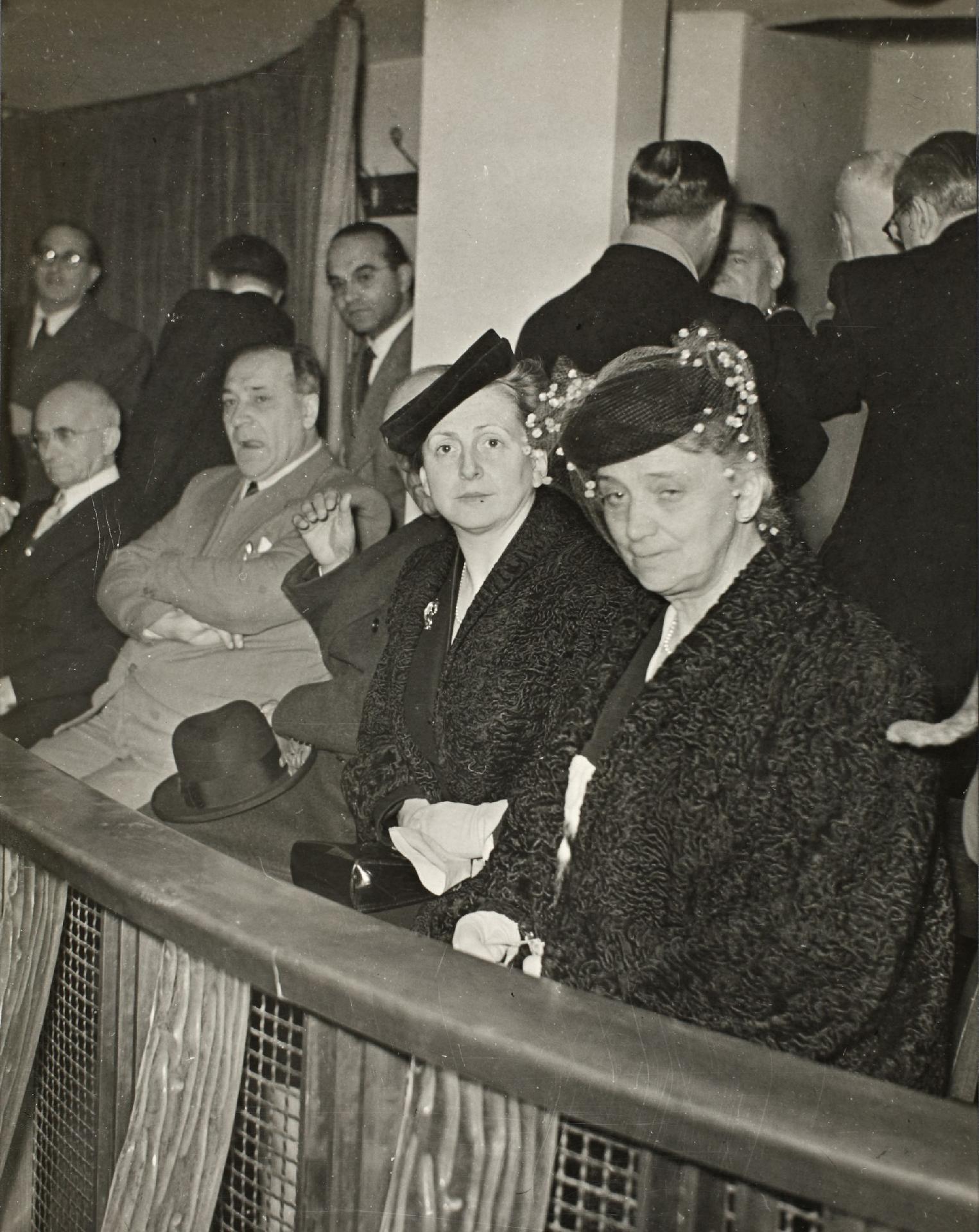 Il Presidente della Repubblica Luigi Einaudi e la moglie Ida con Ada Rossi al Convegno federalista tenuto al Teatro Sistina in Roma