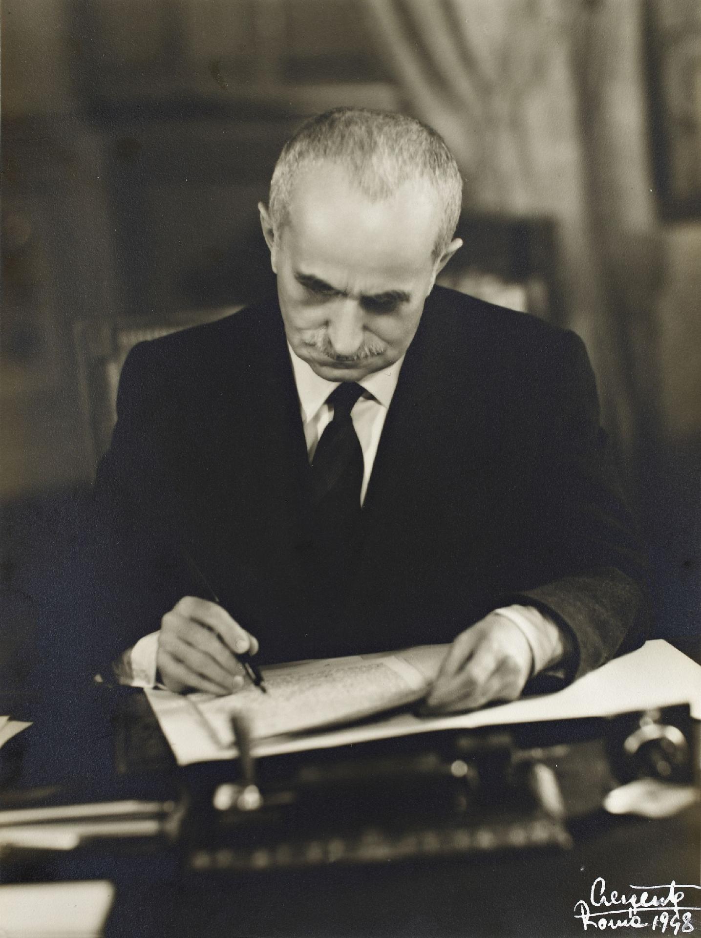Il Presidente della Repubblica Luigi Einaudi seduto alla scrivania