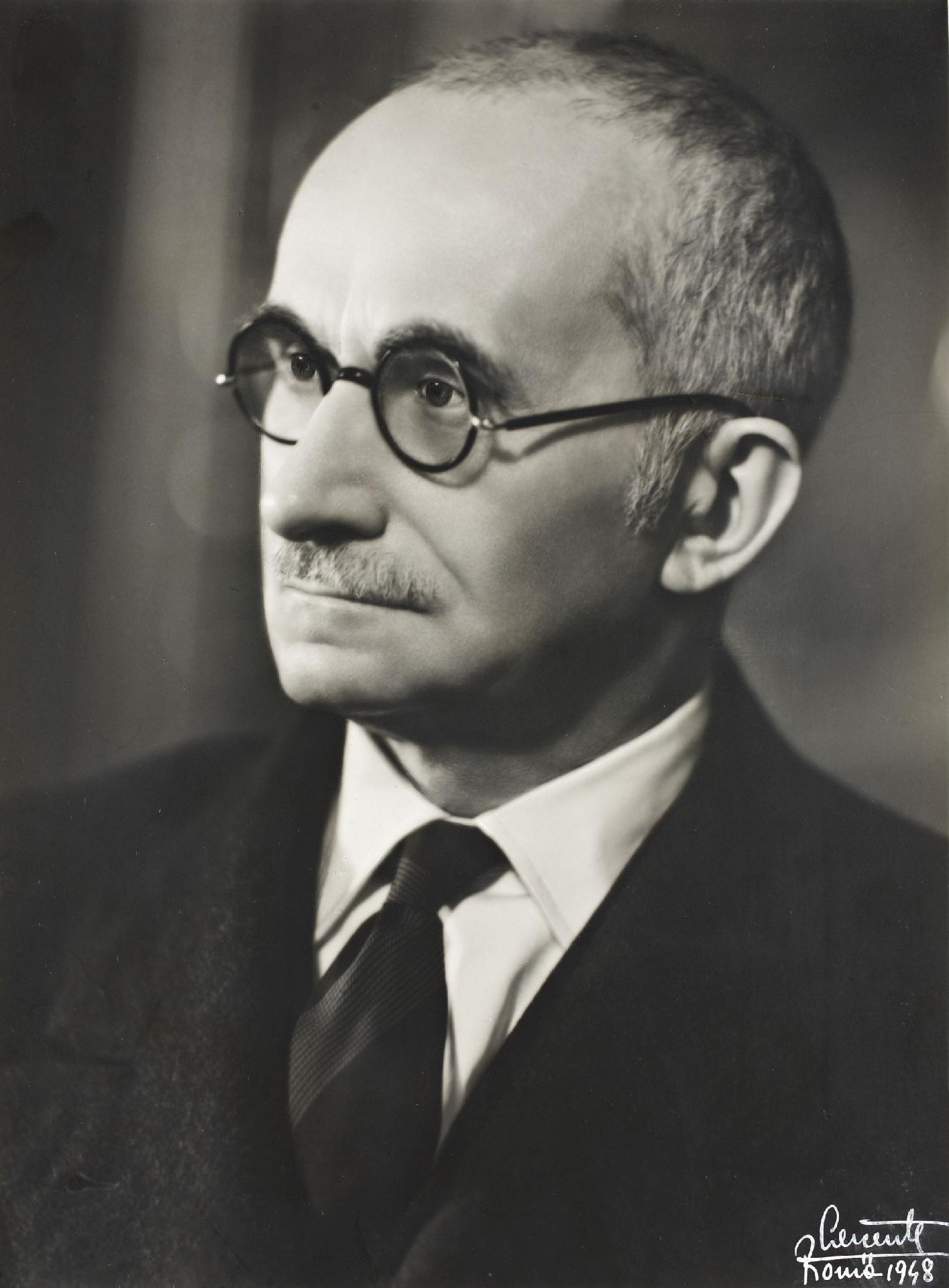 Il Presidente della Repubblica Luigi Einaudi ritratto a mezzo busto di tre quarti