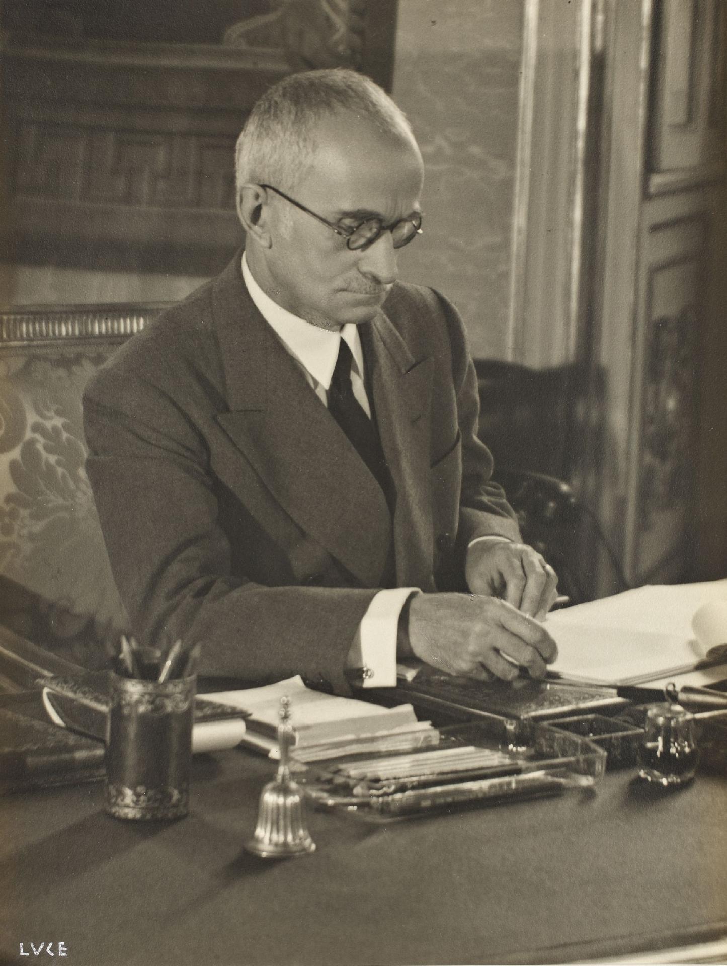 Il Presidente della Repubblica Luigi Einaudi ritratto seduto alla scrivania di tre quarti