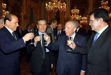 Il Presidente Ciampi con il Presidente della Commissione Europea Romano Prodi, il Presidente della Corte costituzionale Cesare Ruperti ed il Presidente del Consiglio dei ministri Silvio Berlusconi brindano al termine della cerimonia celebrativa dell'immissione in circolazione dell'Euro