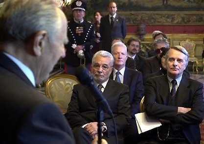 Il Presidente Ciampi durante l'incontro con il Consiglio Direttivo di Pubblicità Progresso, a destra il Presidente del sodalizio Alberto Contri