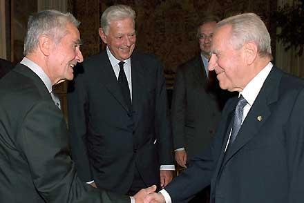 Il Presidente Ciampi si congratula con il Maestro Giuliano Vangi, vincitore italiano del Praemium 2002