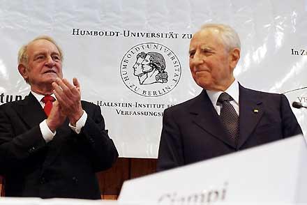 Il Presidente Ciampi con il Presidente della Repubblica Federale di Germania Johannes Rau al termine del suo intervento all'Università Humboldt