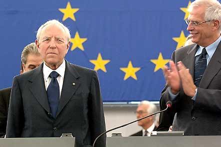 Il Presidente Ciampi con il Presidente del Parlamento Europeo Josep Borrel Fontelles, al suo arrivo nell'Aula del Parlamento