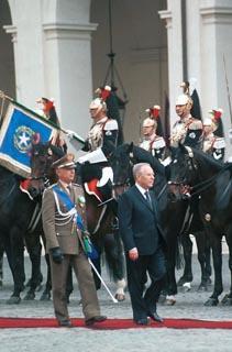 Cerimonia di insediamento del Presidente della Repubblica Carlo Azeglio Ciampi - Passaggio in rassegna nel Cortile d'Onore del Palazzo del Quirinale
