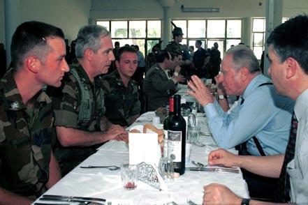 Il Presidente della Repubblica Carlo Azeglio Ciampi durante la colazione nella sede del Comando del Contingente &quot;Italfor Taurinense Albania&quot;
