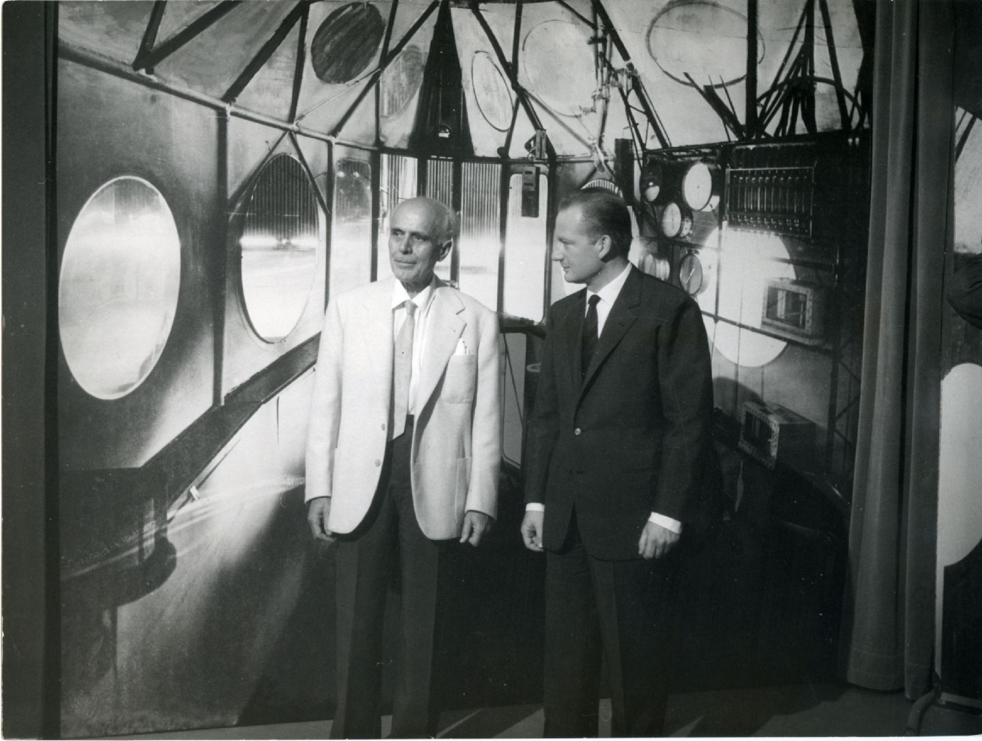 Gianni Bisiach con il generale Umberto Nobile nella sede RAI di Roma, in via Teulada, nella cabina ricostruita nello Studio 1 del dirigibile Italia