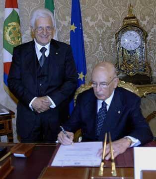 Il primo atto ufficiale del Presidente Giorgio Napolitano, la firma del Decreto di nomina a Segretario generale del Quirinale del Consigliere Donato Marra, al termine della cerimonia di insediamento