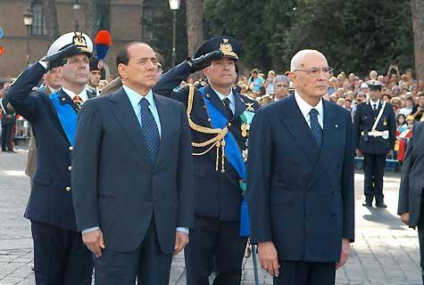 Il Presidente Giorgio Napolitano al suo arrivo all'Altare della Patria, poco prima di ascendere la Scalea del Vittoriano per deporre una corona d'alloro sulla Tomba del Milite Ignoto