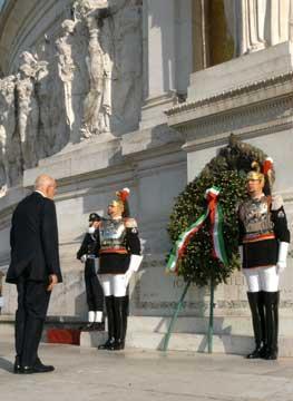 Il Presidente Giorgio Napolitano depone una corona d'alloro sulla Tomba del Milite Ignoto