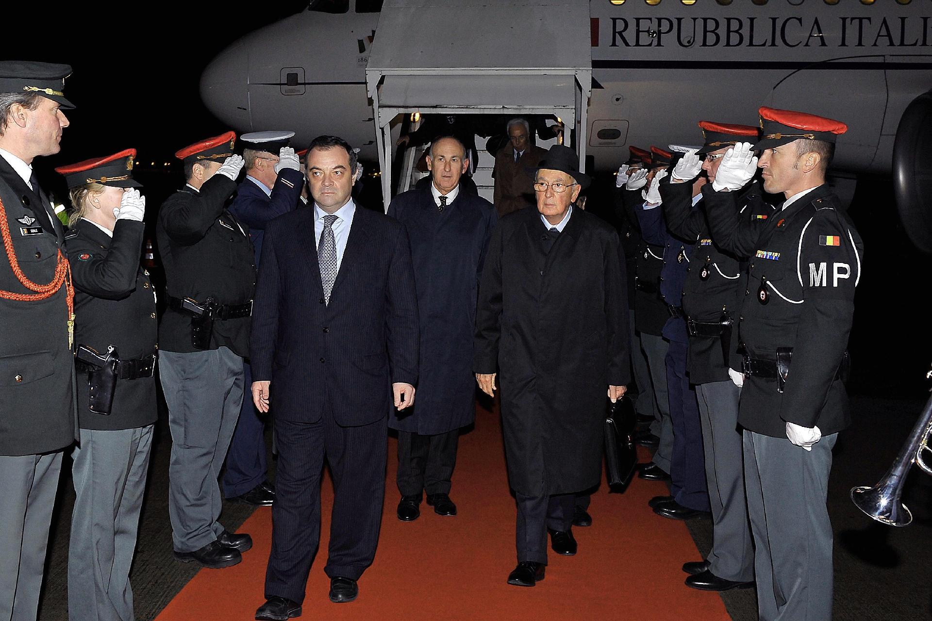 Il Presidente Giorgio Napolitano al suo arrivo all'Aeroporto militare di Melsbroek