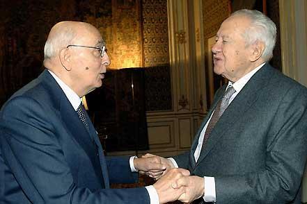 Il cordiale incontro del Presidente della Repubblica Giorgio Napolitano con l'ex Presidente della Repubblica del Portogallo Mario Soares