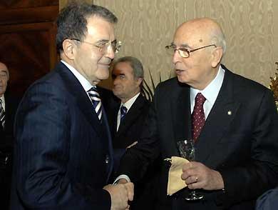 Il Presidente Giorgio Napolitano con Romano Prodi, Presidente del Consiglio, in Prefettura.