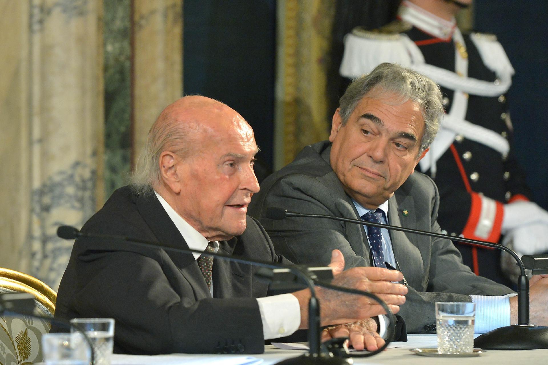 Il Prof. Umberto Veronesi e il Prof. Carlo Croce nel corso della celebrazione della Giornata Nazionale per la Ricerca sul Cancro.