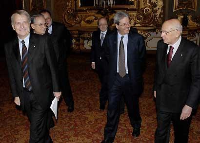 Il Presidente Giorgio Napolitano, nella foto con il Ministro Gentiloni ed Alberto Contri, Presidente di Pubblicità e Progresso, in occasione della presentazione della &quot;Campagna per la sicurezza sul lavoro.