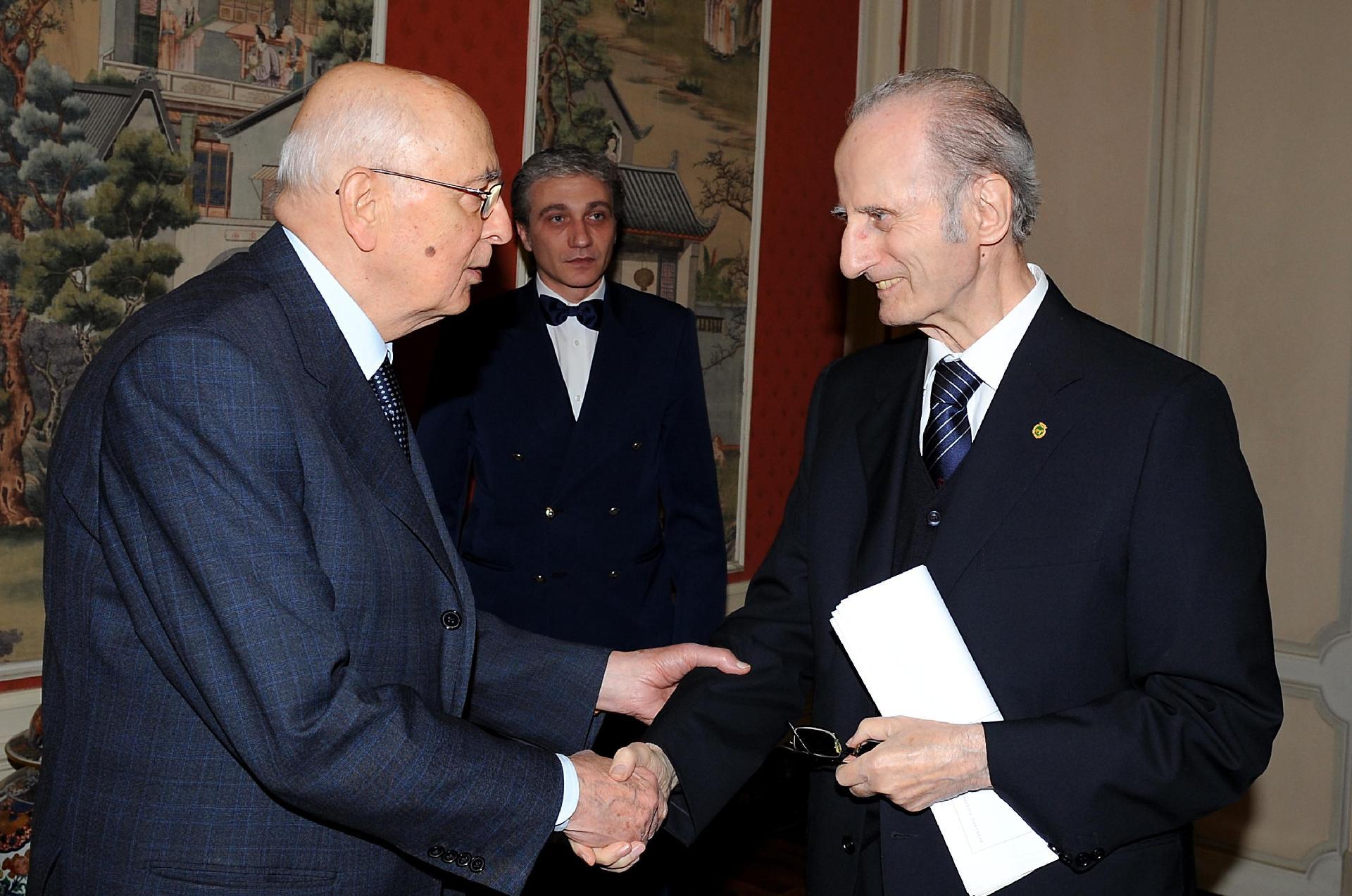 Il Presidente Giorgio Napolitano accoglie il Prof. Giovanni Battista Conso, Presidente dell'Accademia Nazionale dei Lincei in occasione dell'incontro con gli esponenti delle Accademie Nazionali delle Scienze dei Paesi aderenti al G8