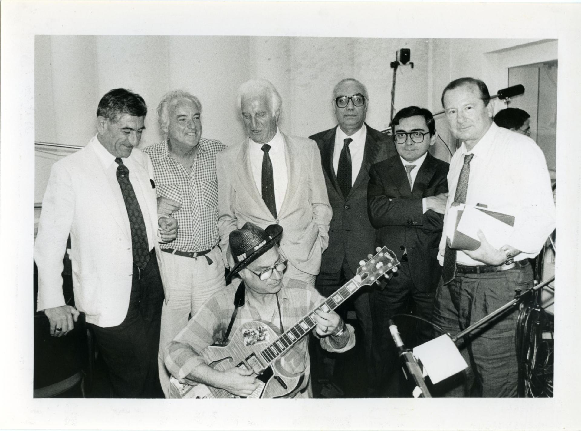 Gianni Bisiach con Joe Cusumano, suonatore di mandola e altri a &quot;Radio anch&apos;io&quot; nello studio 8 di via Asiago n. 10 a Roma
