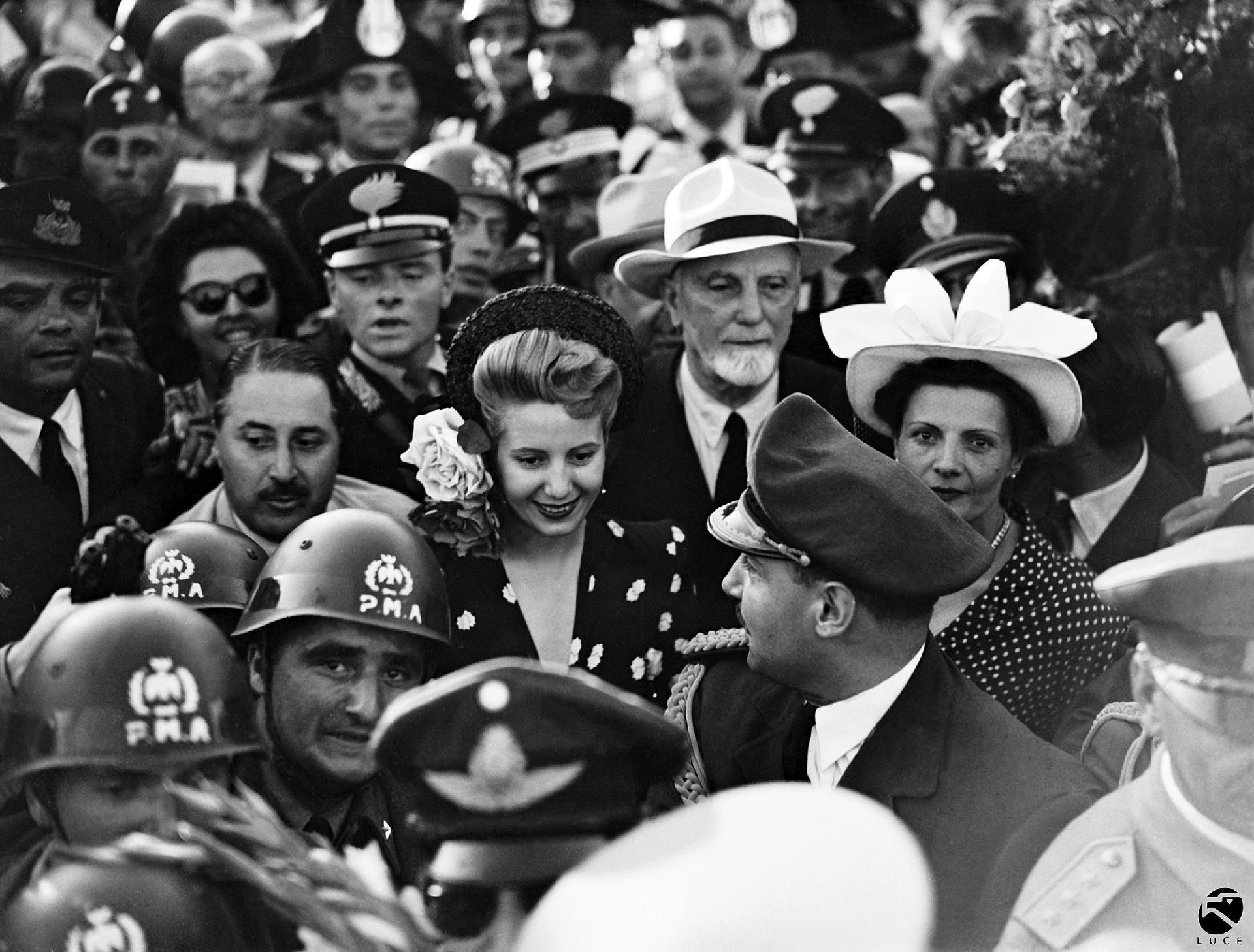 La signora Eva Perón moglie del Presidente Juan Domingo Perón in arrivo all'aeroporto di Ciampino in occasione della sua visita in Italia