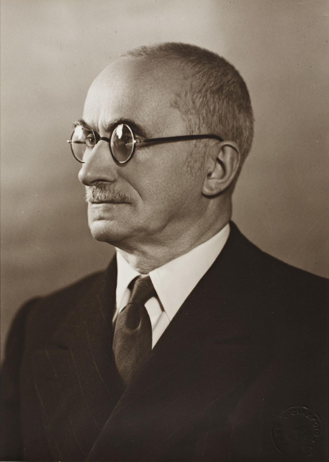Il Presidente della Repubblica Luigi Einaudi ritratto a mezzo busto di tre quarti