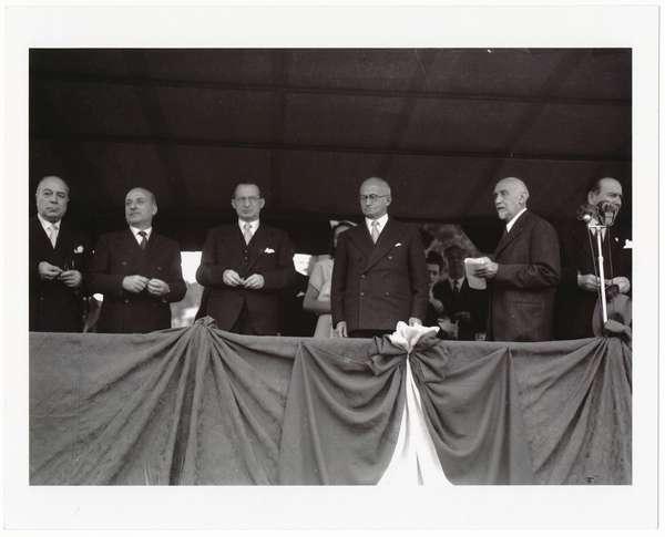 Il Presidente della Repubblica e Alcide de Gasperi durante la cerimonia della inaugurazione dal Monumento a Giuseppe Mazzini eretto sull'Aventino, in occasione del 3 ° Anniversario dell'avvento della Repubblica,