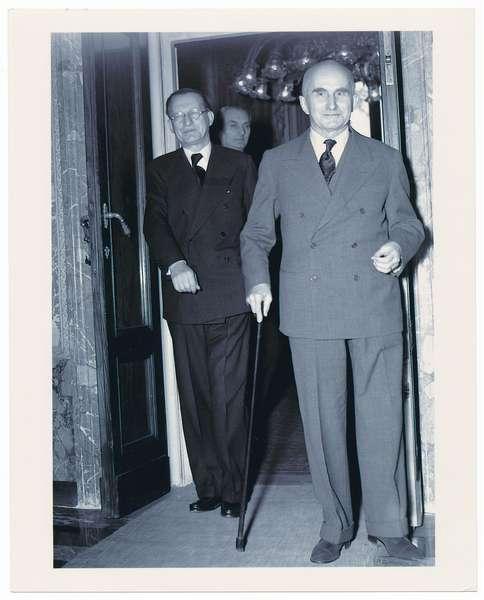 Il Presidente della Repubblica Luigi Einaudi dopo l'incontro con l'on. Alcide De Gasperi, per l'incarico di formare il nuovo Governo