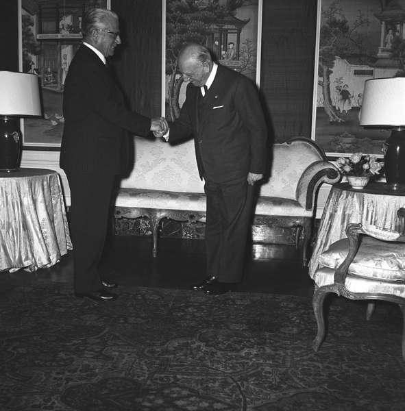Il Generale Guido Ferri, Presidente della Croce Rossa Italiana in visita di omaggio al Presidente della Repubblica Giovanni Gronchi