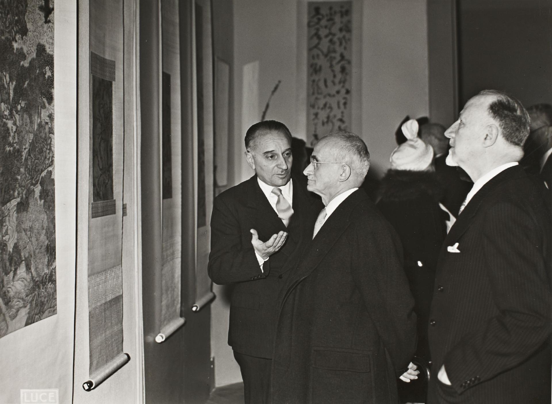 Visita del Presidente della Repubblica Luigi Einaudi all'Istituto Italiano per il Medio ed Estremo Oriente in occasione della cerimonia inaugurale della Mostra di pittura cinese