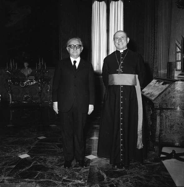 Il Presidente della Repubblica Giovanni Leone con sua Eccellenza Mons. Giuseppe Amari, nuovo vescovo di Cremona per il giuramento di rito