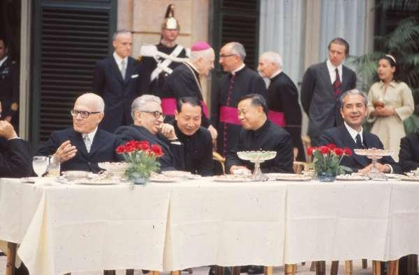 Il Presidente della Repubblica Giovanni Leone durante ricevimento nei giardini del Quirinale per la Festa della Repubblica