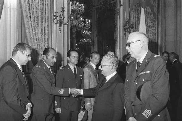 Il Presidente della Repubblica Giovanni Leone riceve la visita di Luigi Broglio e i tecnici che hanno realizzato la messa in orbita di un satellite scientifico lanciato dal poligono equatoriale "San Marco"