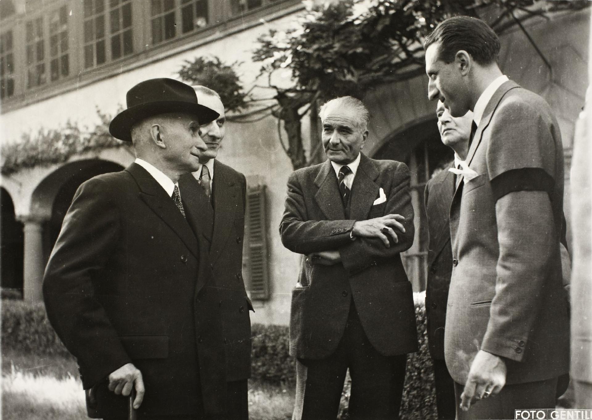 Il Presidente della Repubblica Luigi Einaudi con Norberto Bobbio e altri
