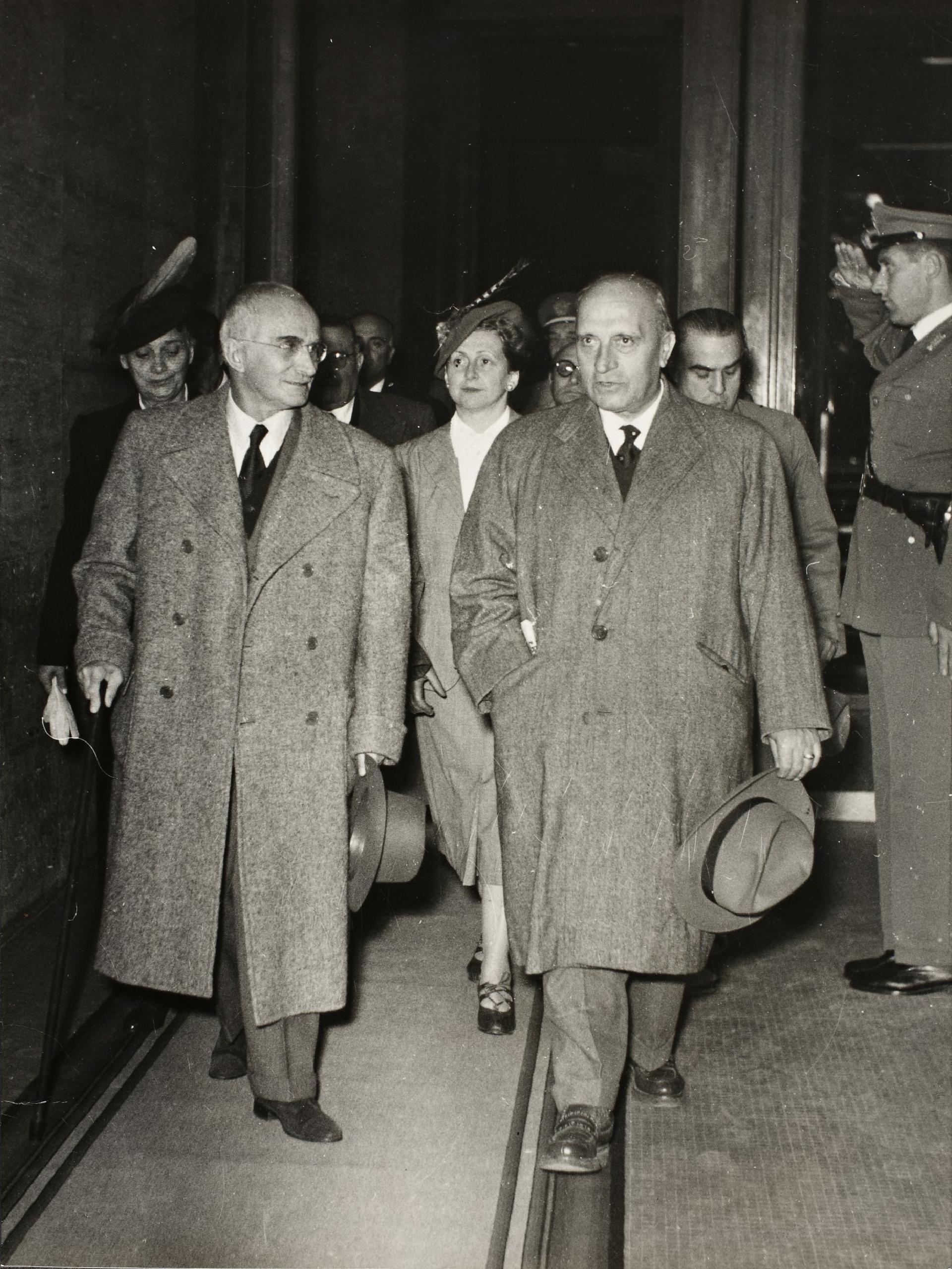 Partenza del Presidente della Repubblica Luigi Einaudi e della moglie Ida dalla stazione Termini per la visita alle zone alluvionate della Calabria (Roma)