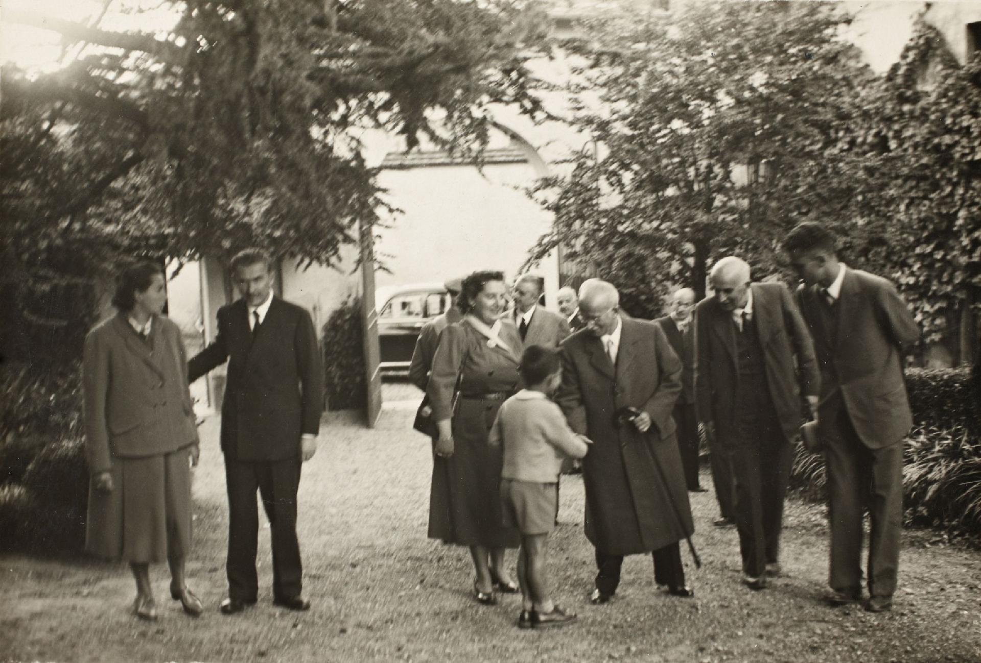 Il Presidente della Repubblica Luigi Einaudi con Antonio e Giuseppe Giolitti ed altri (Cavour)