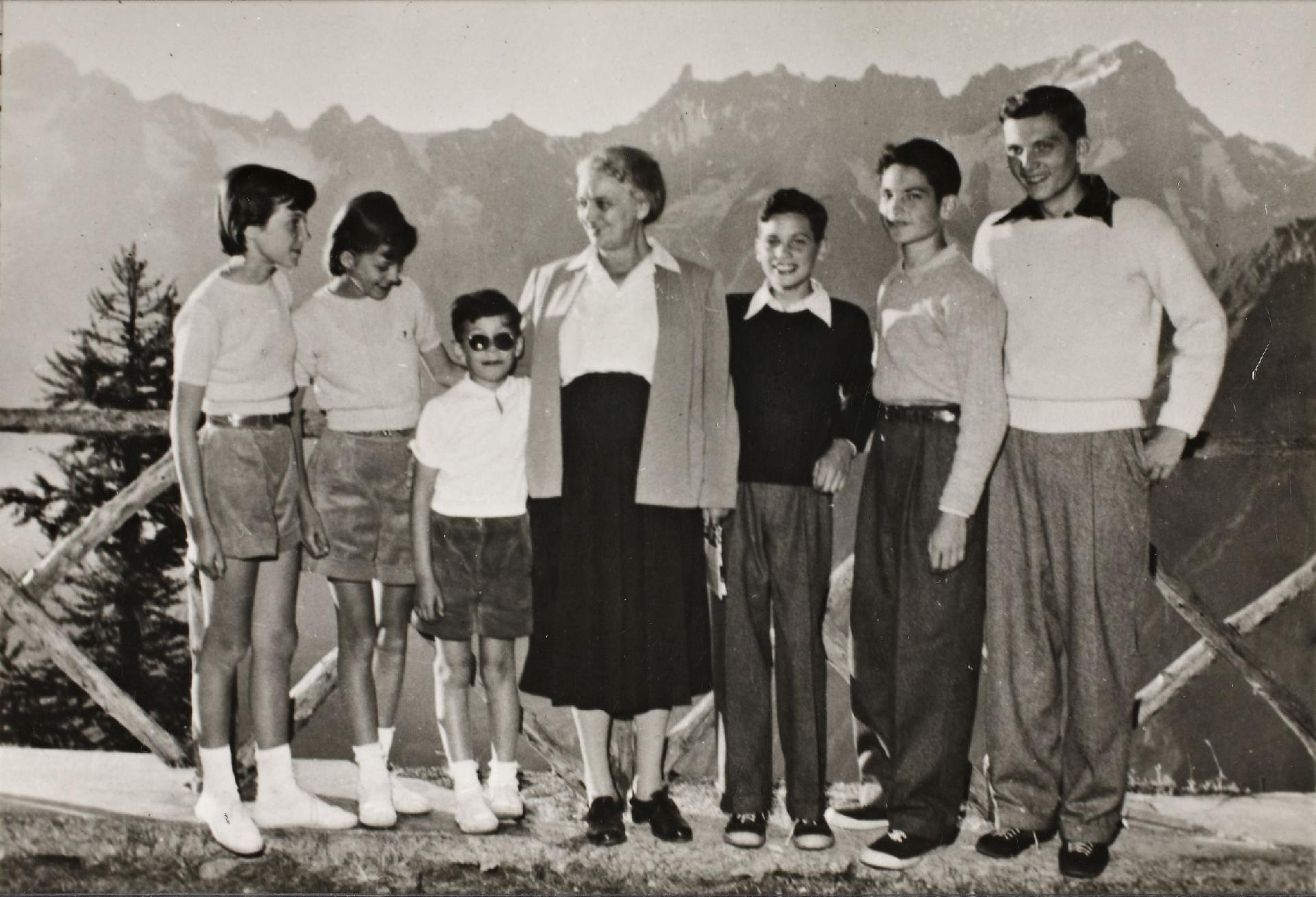 Ida Einaudi Pellegrini con i nipoti Paola, Roberta, Lorenzo, Roberto, Marco e Luigi Einaudi (Arpy)