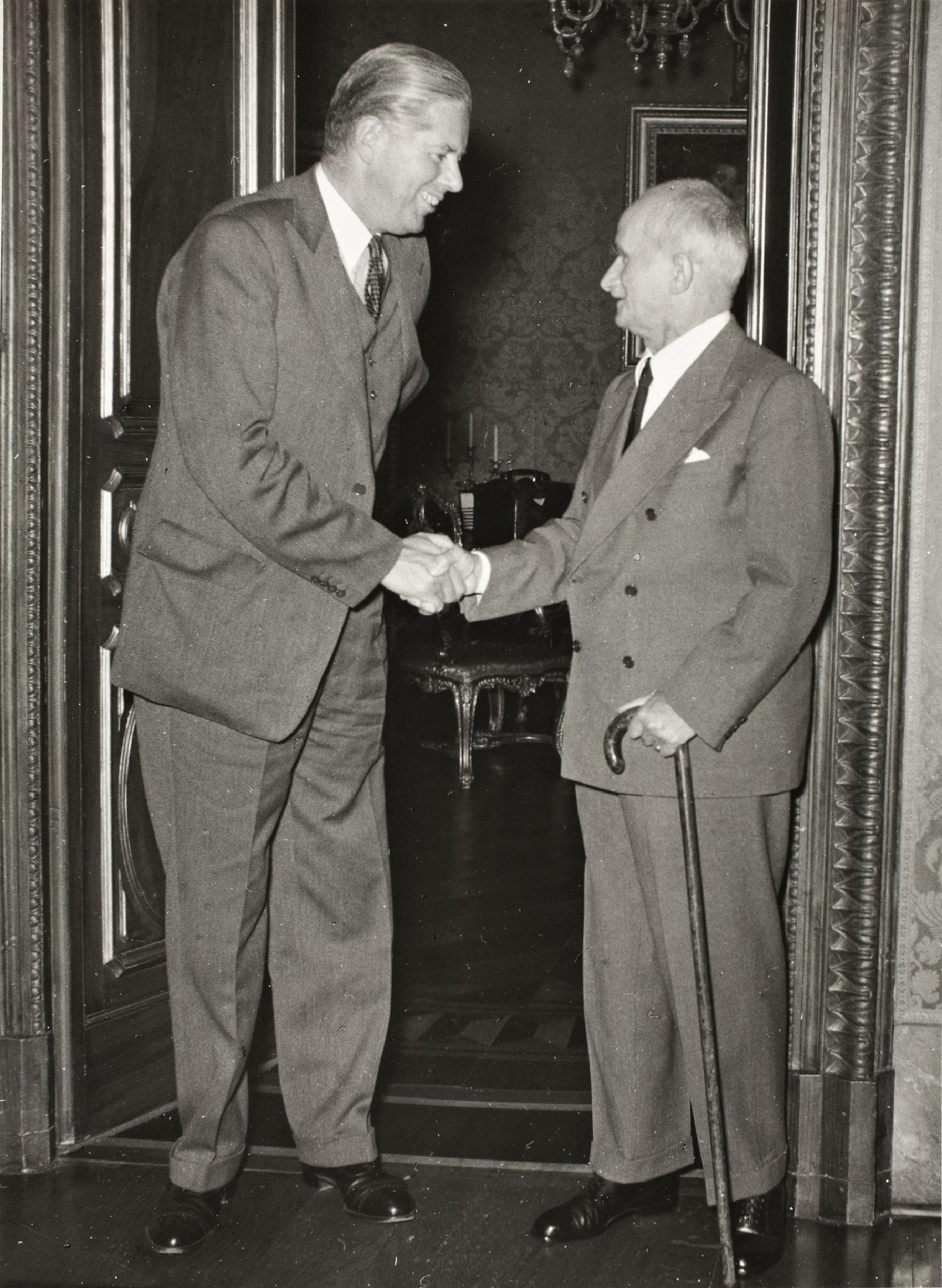 Il Presidente della Repubblica Luigi Einaudi con Cameron Fromanteel Cobbold, Governatore della Banca d'Inghilterra