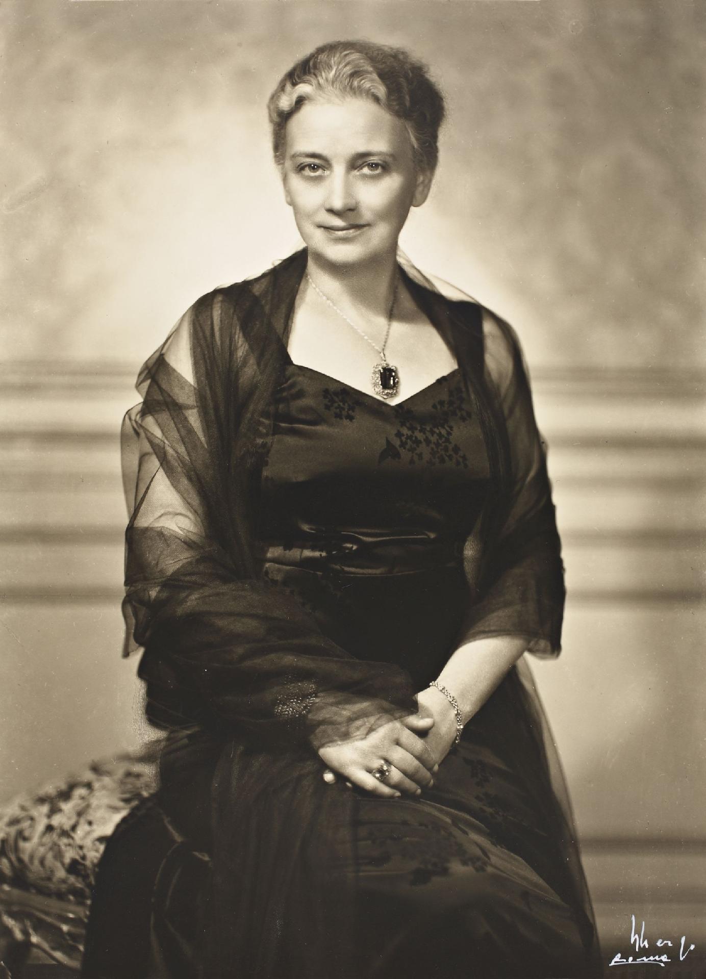 Ida Einaudi Pellegrini ritratta seduta di fronte in abito da sera