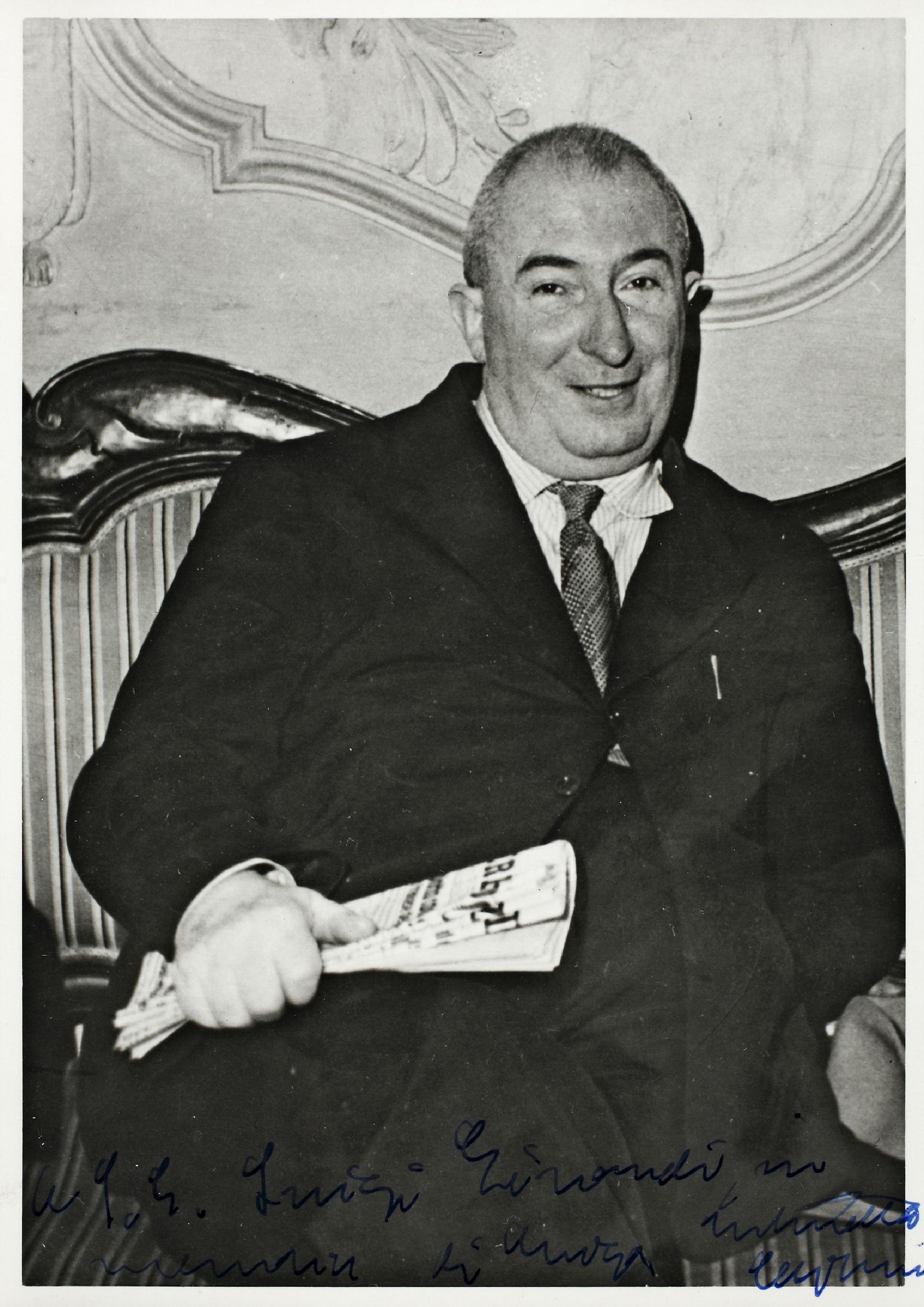 Ritratto di Arrigo Cajumi. 
Una fotografia reca in calce la dedica "A S.E. Luigi Einaudi in ricordo di Arrigo. Elisabetta Cajumi"