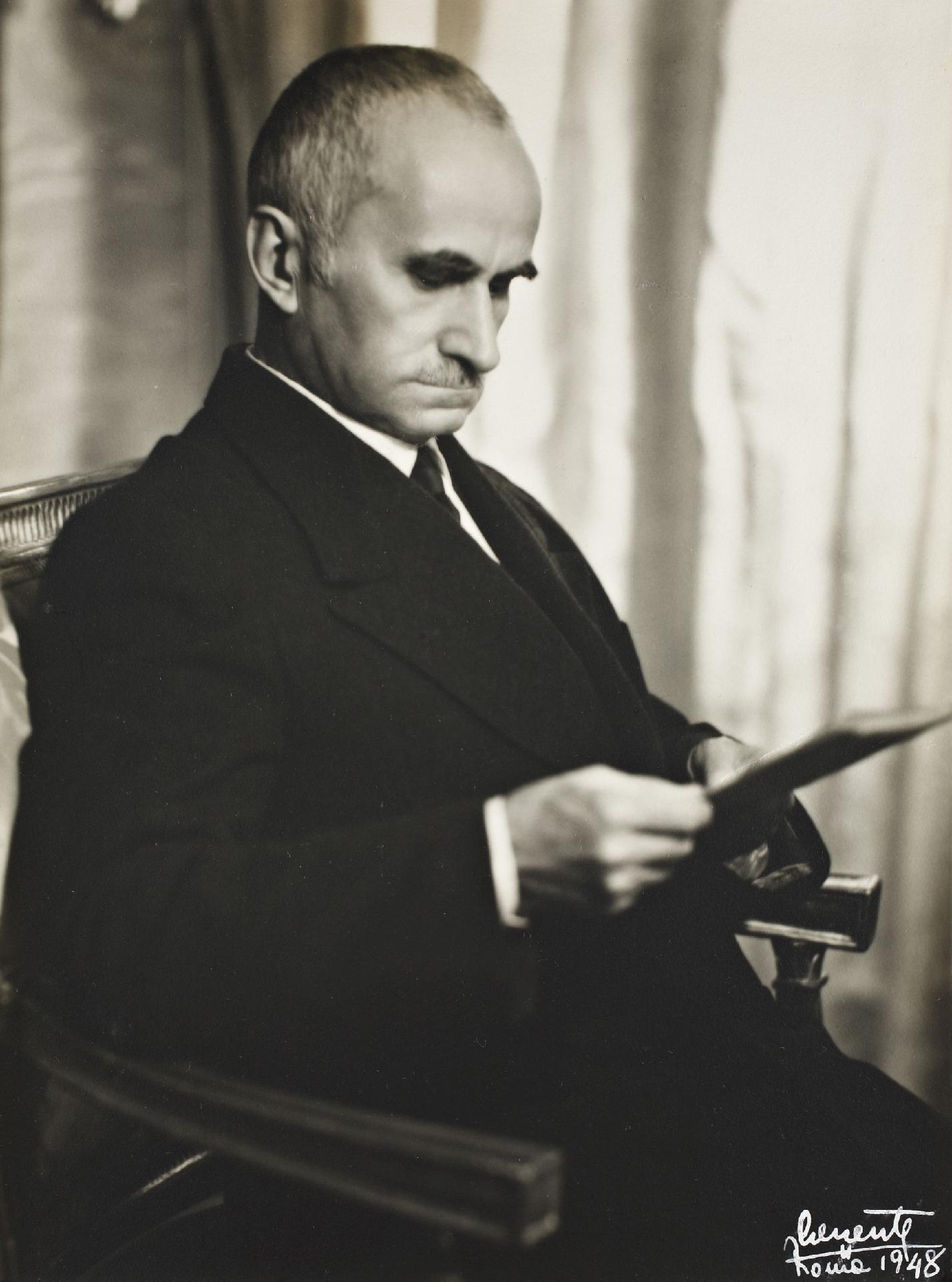 Il Presidente della Repubblica Luigi Einaudi ritratto seduto di tre quarti