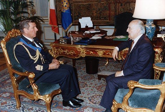 Il Presidente della Repubblica Oscar Luigi Scalfaro riceve il Generale Stelio Nardini, capo di Stato maggiore dell'Aeronautica per la visita di congedo