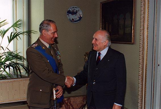 Il Presidente della Repubblica Oscar Luigi Scalfaro riceve il Generale di Corpo d'Armata Franco Angioni, nuovo Comandante delle Forze terrestri alleate del Sud Europa