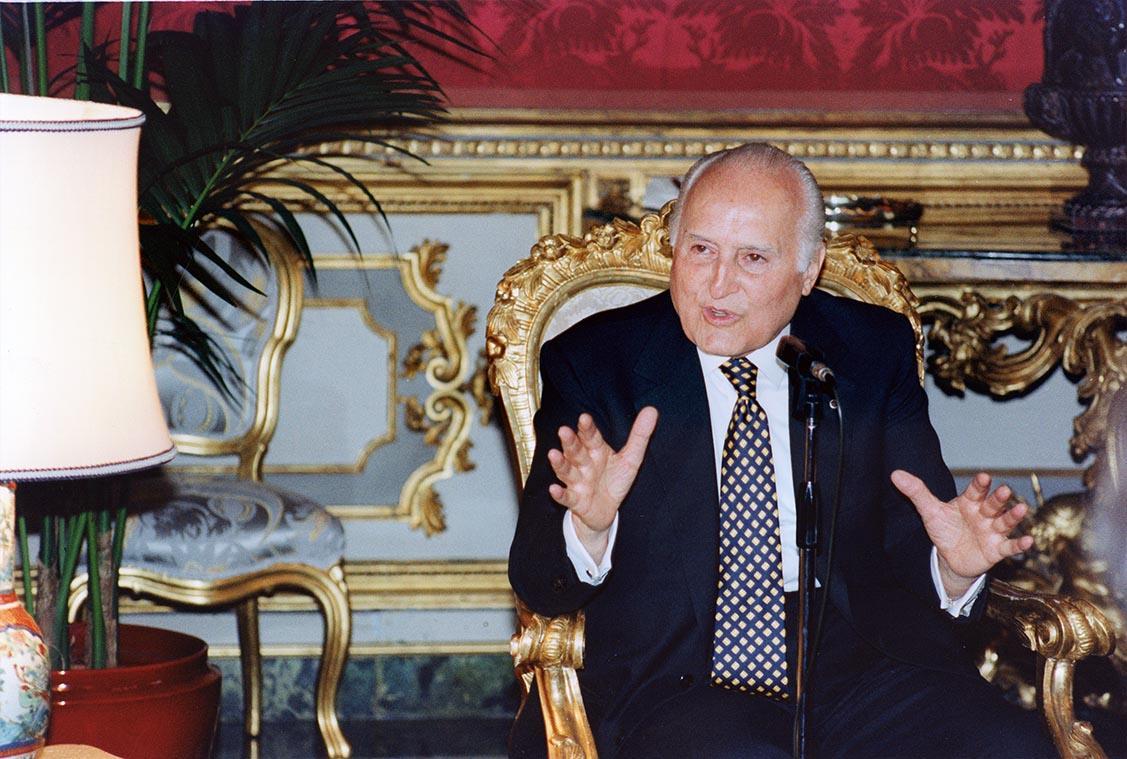 Prof. Sabatino Moscati, presidente dell'Accademia Nazionale dei Lincei, prof. Antigone Donati, presidente dell'Associazione amici dell'Accademia, e una delegazione di amici dell'Accademia e di Accademici