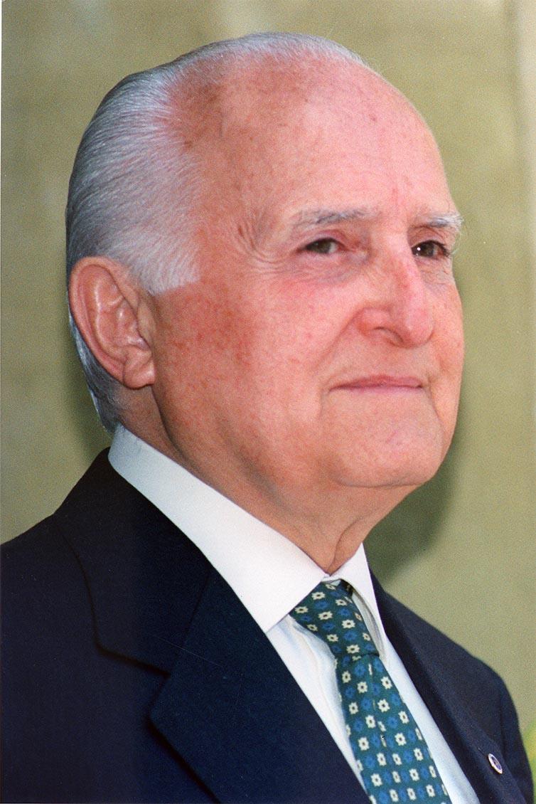 Ernesto Olivero, presidente del Servizio missionario giovanile, con un gruppo di giovani