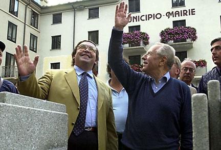 Il Presidente Ciampi con il Presidente della Comunità Montana Ettore Jaccod al suo arrivo a Prè Saint Didier in occasione dell'incontro con i Sindaci della Valdigne