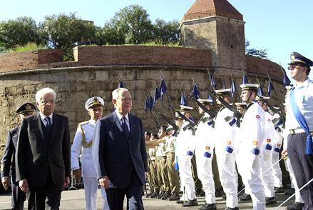 Il Presidente Ciampi, accompagnato dal Ministro della Difesa Sergio Mattarella, passa in Rassegna il Reparto schierato in occasione della cerimonia di consegna della Medaglia d'Oro al Valor Militare alla Città di Piombino