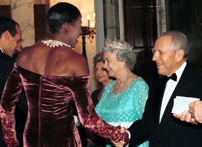 Il Presidente Ciampi, con a fianco S.M. la Regina Elisabetta II e la moglie Franca Pilla, saluta l'atleta Fiona May in occasione del ricevimento offerto dai Reali a Villa Wolkonsky
