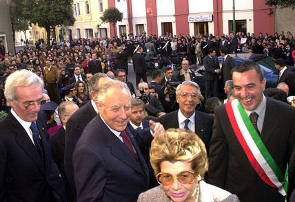 Il Presidente Ciampi e la moglie Franca al loro arrivo alla Prefettura di Nuoro