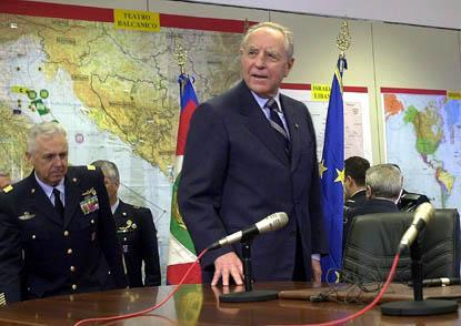 Il Presidente Ciampi con il Capo di Stato Maggiore della Difesa Gen. Mario Arpino, al Comando Operativo del Vertice Interforze in occasione del collegamento in videoconferenza per gli auguri ai contingenti militari italiani impegnati nei teatri di operazioni internazionali