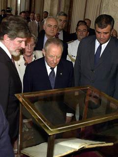 Il Presidente Ciampi osserva la Dichiarazione di Indipendenza dalla Spagna dello Stato Orientale dell'Uruguay al suo arrivo al Palazzo Legislativo