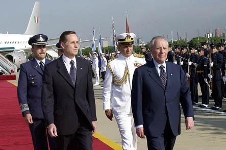 Il Presidente Ciampi accompagnato dal Ministro degli Affari Esteri Argentino Rodriguez Giavarini passa in rassegna un Picchetto d'Onore al suo arrivo all'aeroporto Newbery